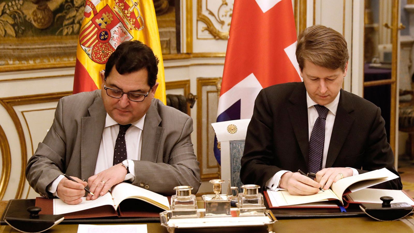 El secretario de Estado para la Unión Europea, Luis Marco Aguiriano, a la derecha, y el subsecretario de Estado del Departamento británico para la salida de la Unión Europea, Robin Walker, durante la firma del Acuerdo