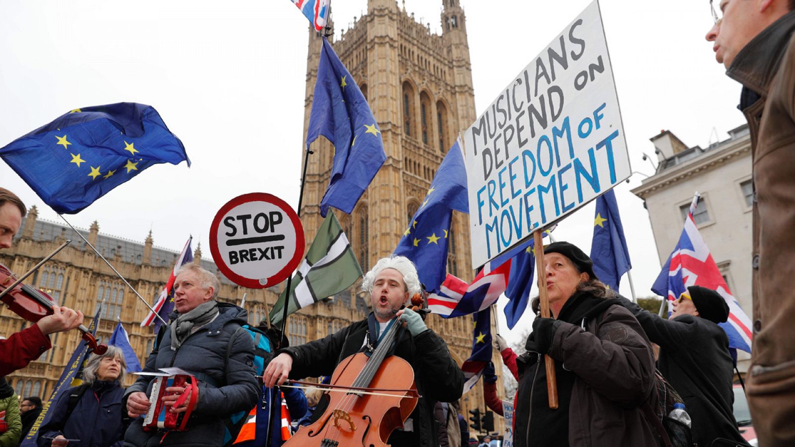 El músico alemán Simon Wallfisch protesta contra el 'Brexit' frente al Parlamento británico.