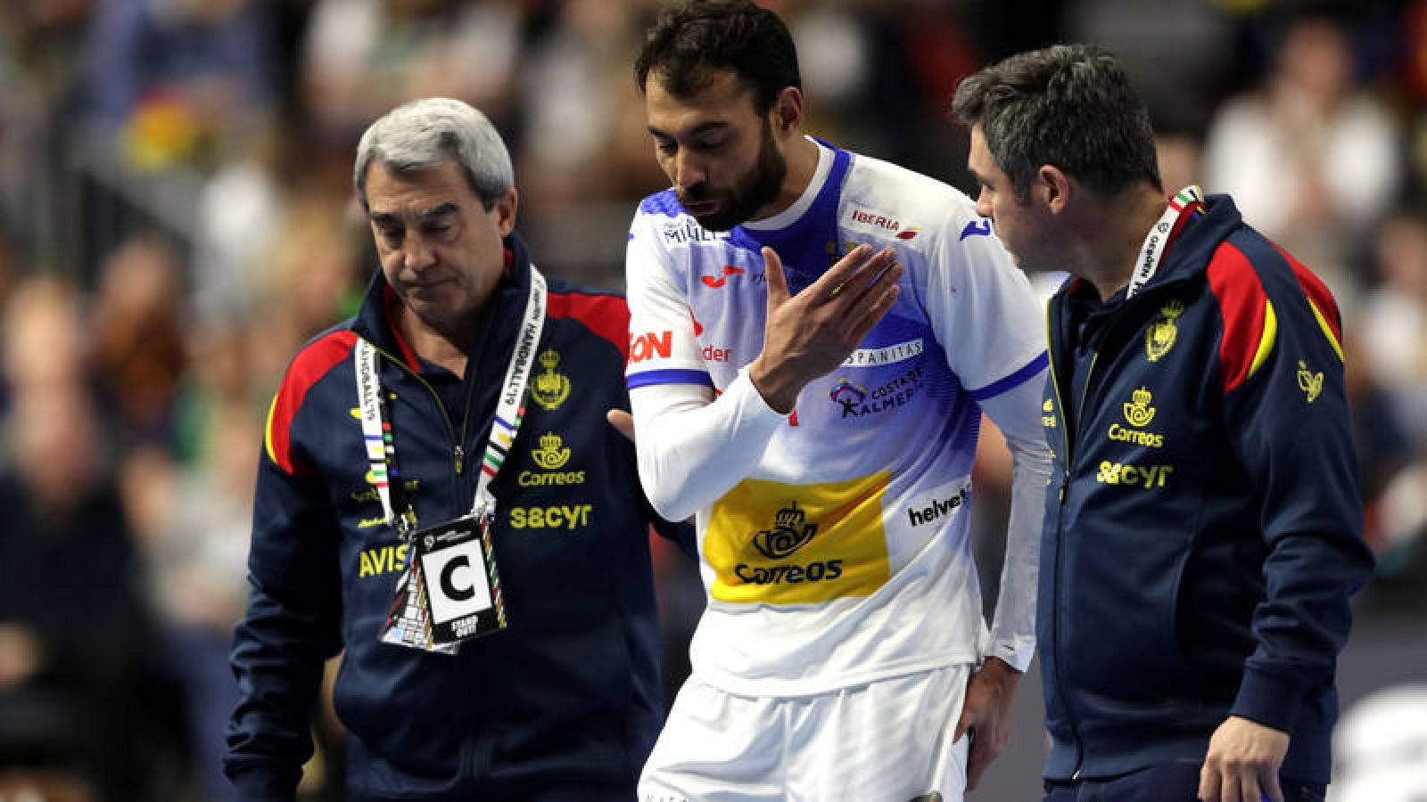 El central español Daniel Sarmiento se retira lesionado en el partido contra Brasil.