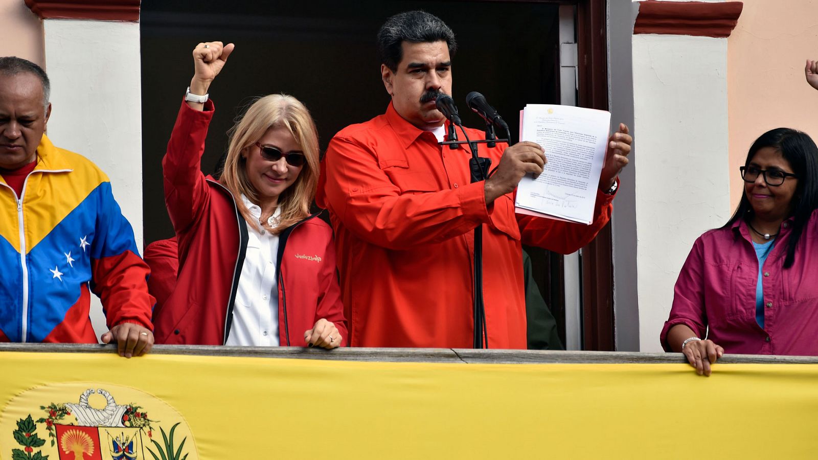 Maduro mostrando documento que detalla la no continuidad de relaciones diplomáticas con Estados Unidos. Foto: RTVE   