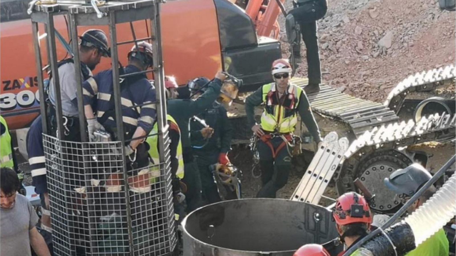 Primera entrada del equipo de salvamento minero en el túnel en una imagen publicada por le delegado del Gobierno en Andalucía, Alfonso Rodríguez Gómez de Celis