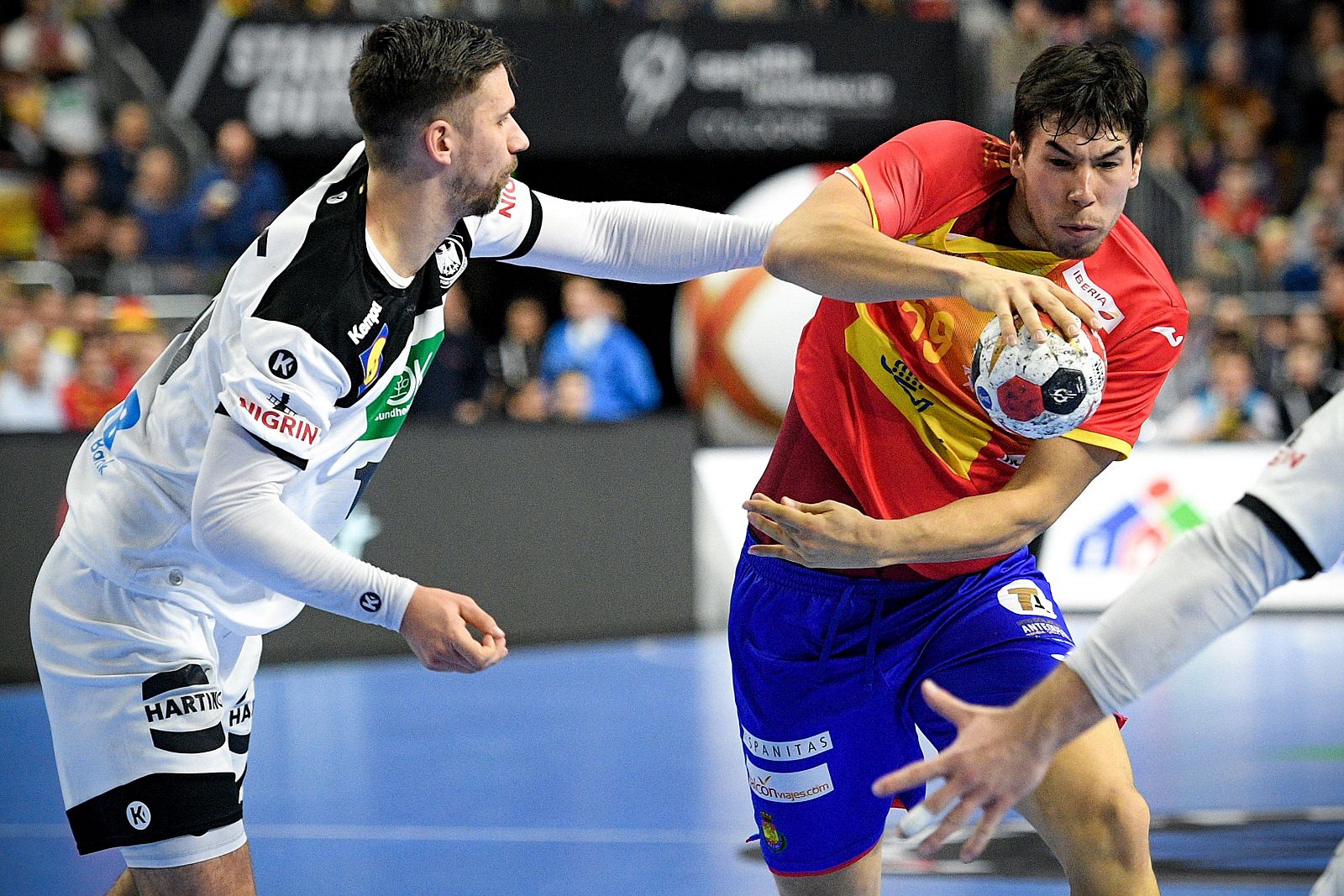 Fabian Wiede (i) de Alemania disputa un balón con Daniel Dujshebaev (d) de España durante el partido entre Alemania y España.