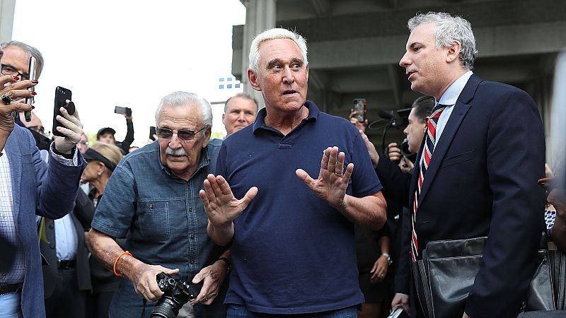 El excolaborador de Donald Trump, Roger Stone, tras ser liberado bajo fianza en Florida