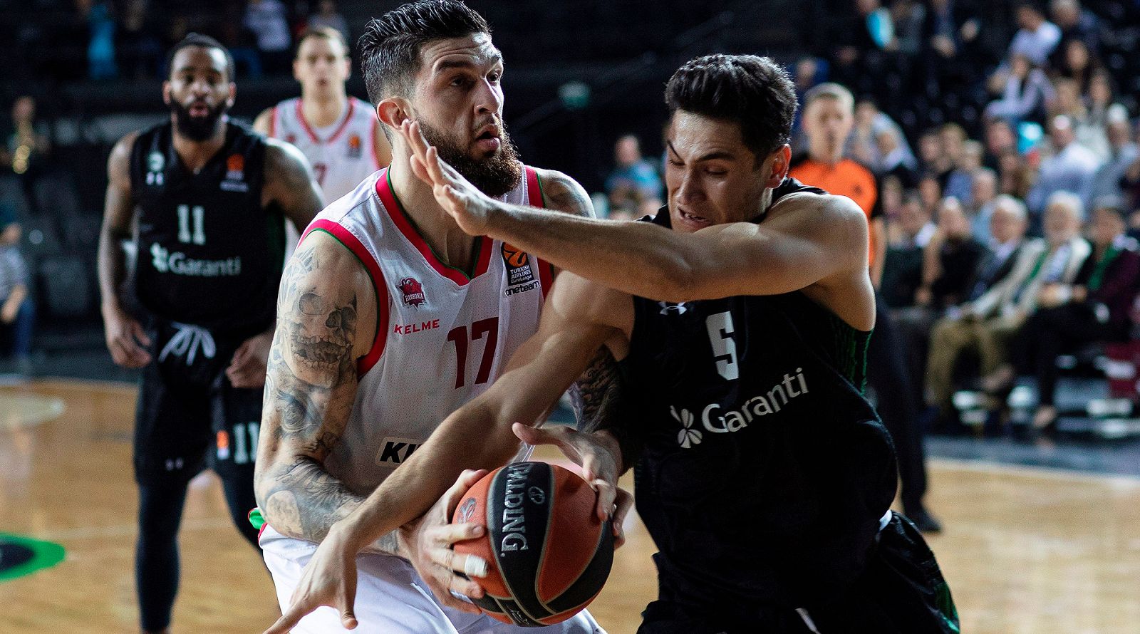 El pívot francés del Baskonia, Vincent Poirier, trata de anotar ante la defensa del base turco del Darussafaka, Muhammed Baygül.