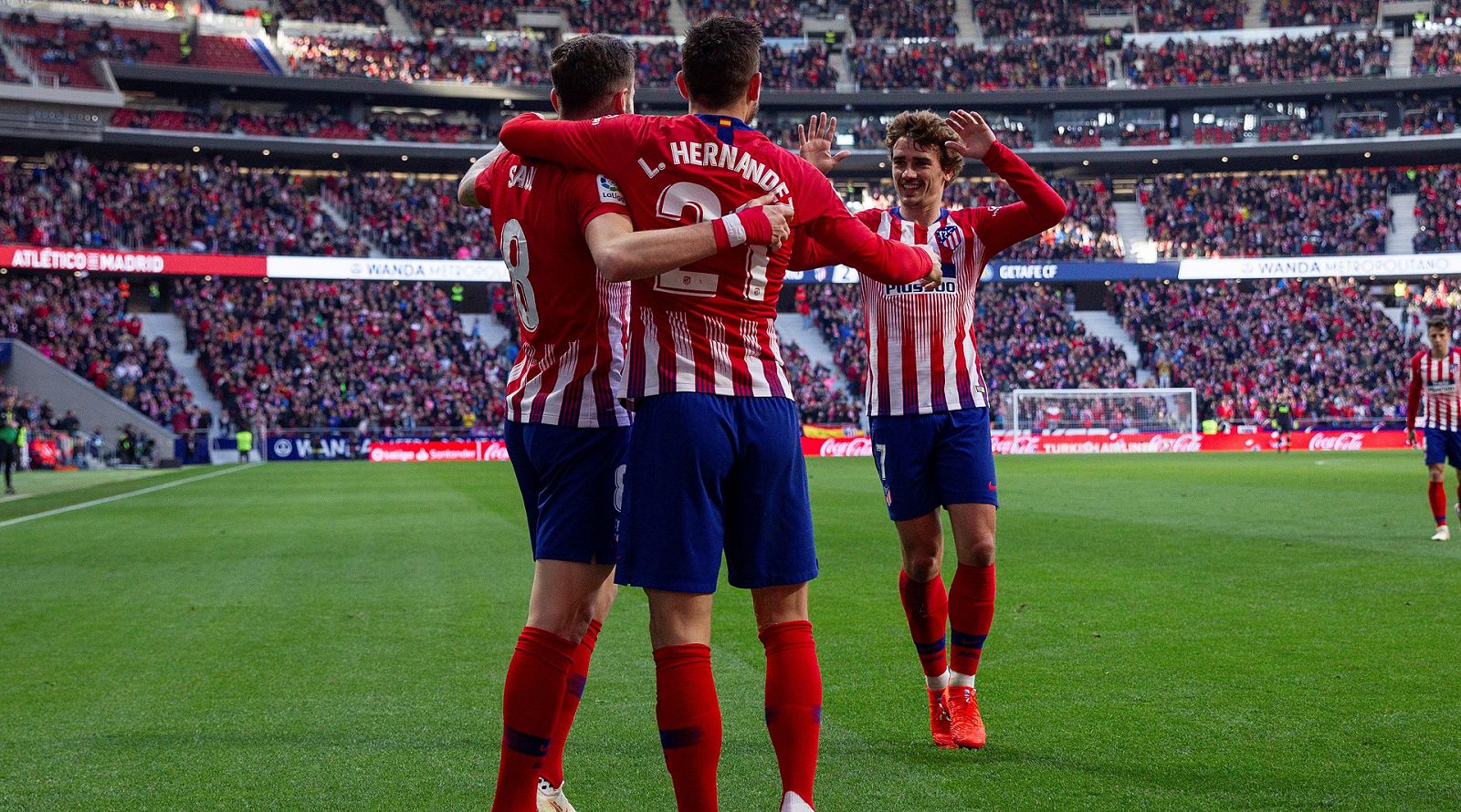 Saúl Ñíguez celebra con sus compañeros el segundo gol del Atlético al Getafe.