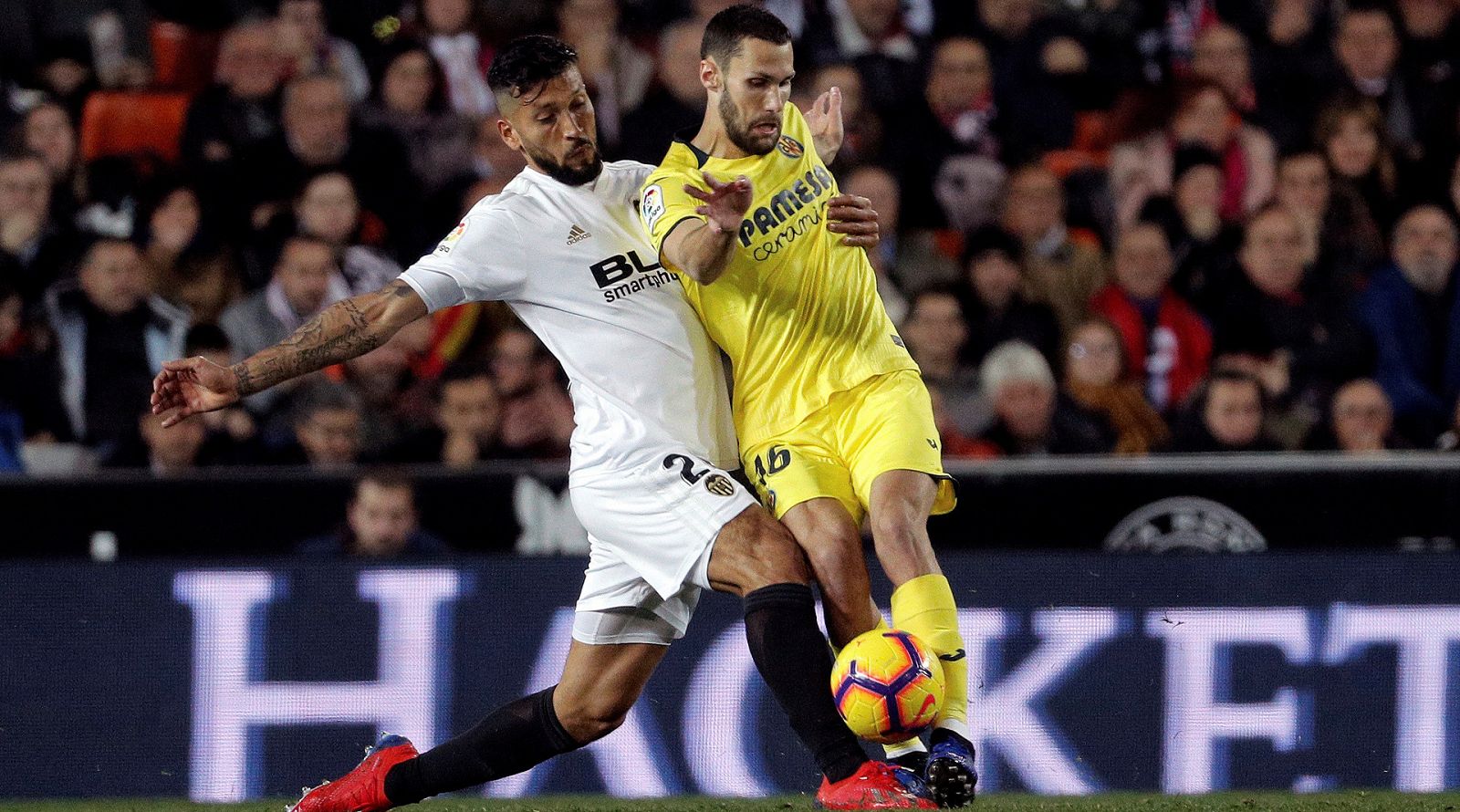 El defensa del Valencia Ezequiel Garay y el centrocampista del Villarreal Alfonso Pedraza.