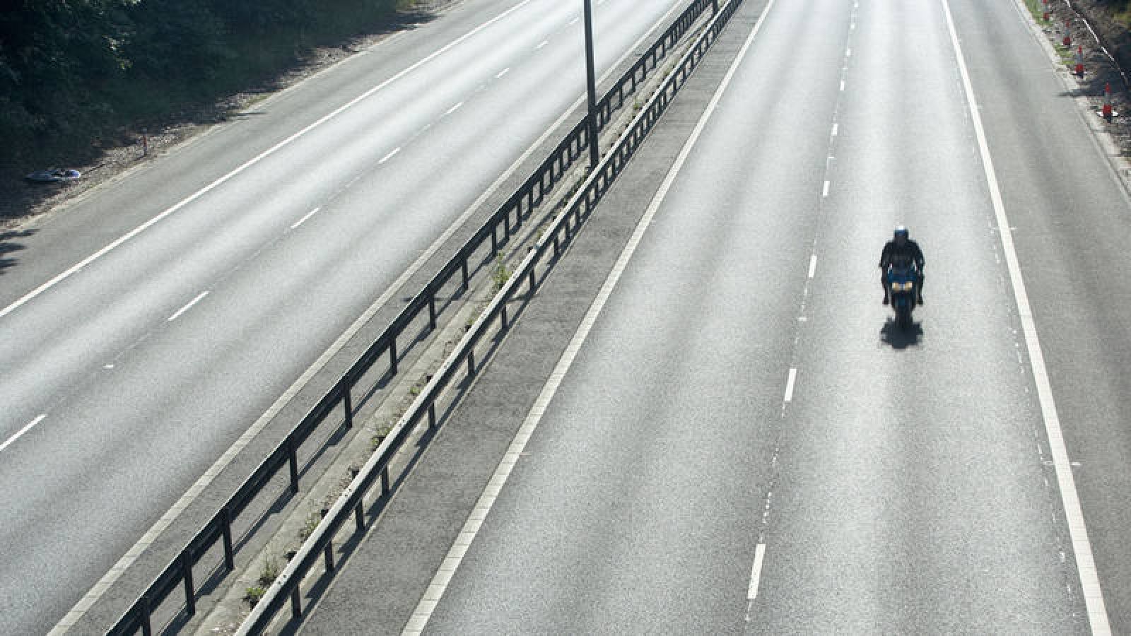 Imagen de archivo de un motorista circulando por una autopista
