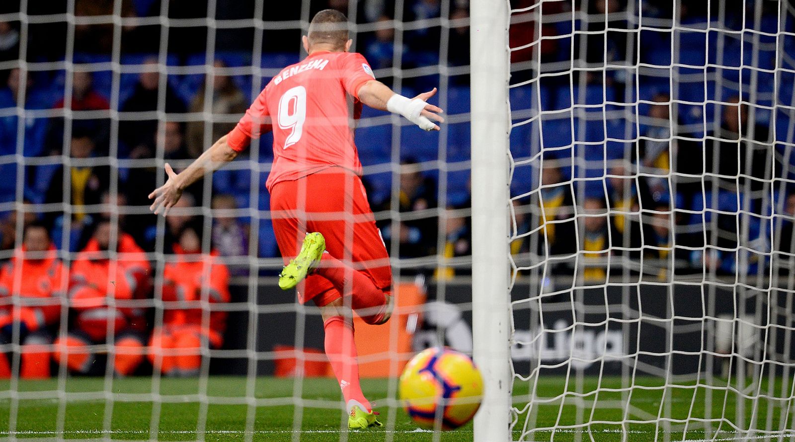 Benzema celebra su primer tanto al Espanyol.