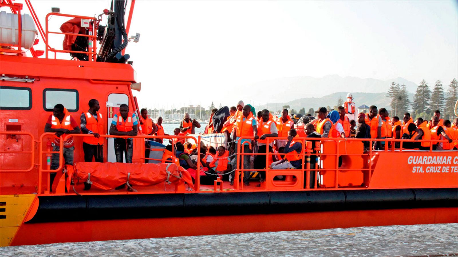 El barco Guardamar Caliope atraca en el Puerto de Motril (Granada) con los 241 inmigrantes, de ellos 50 mujeres y 10 menores, rescatados por Salvamento Marítimo cuando navegaban en 5 pateras en las cercanías de la isla de Alborán el 3 de septiembre