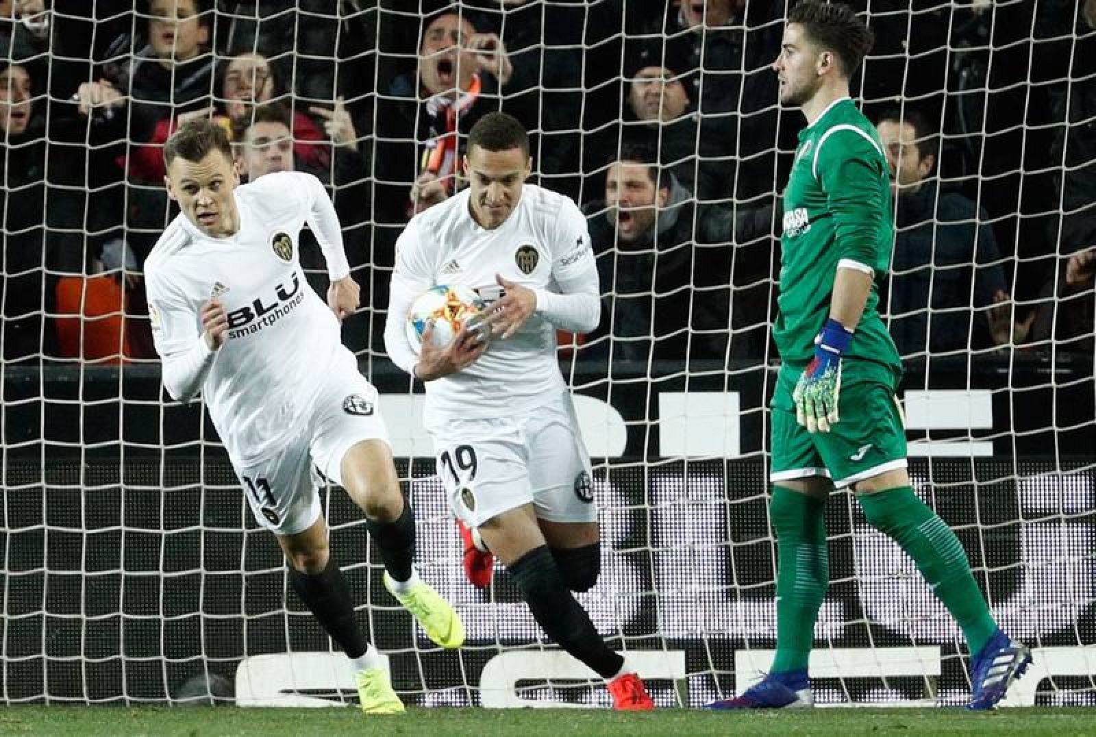 Rodrigo (c), tras anotar el primer gol contra el Getafe
