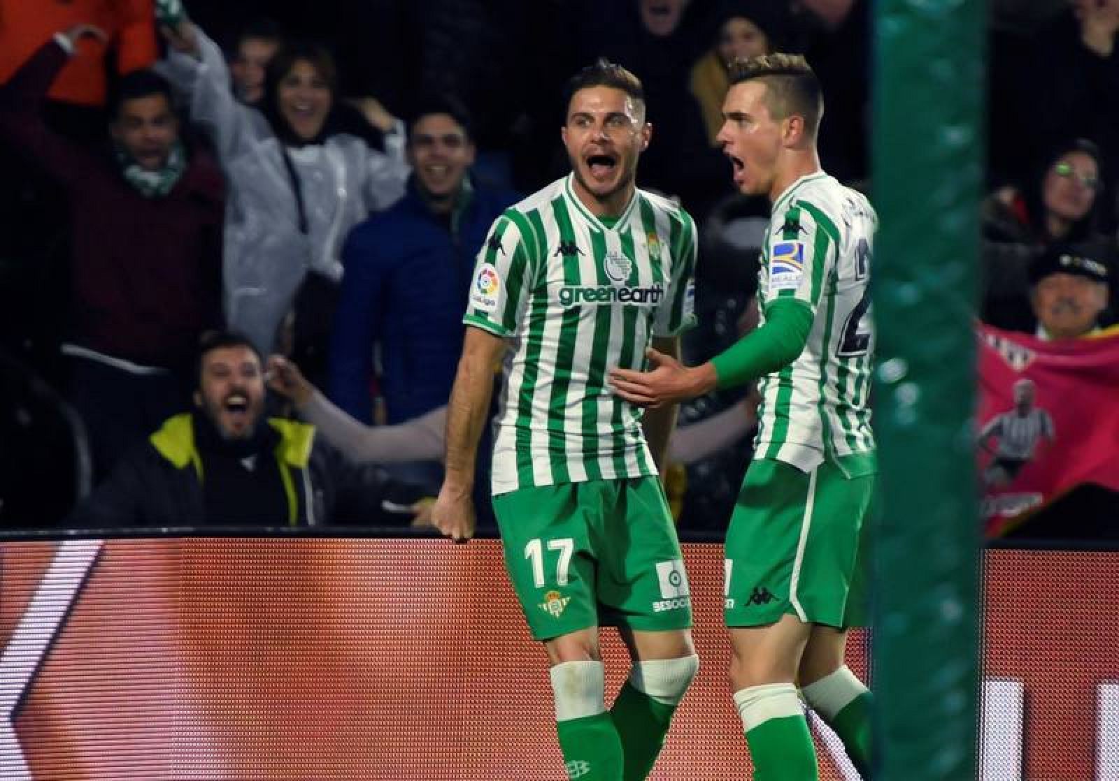 Joaquín y Lo Celso celebran un gol del Betis