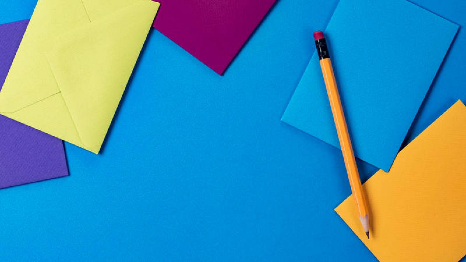 Lápices y papeles en un pupitre escolar