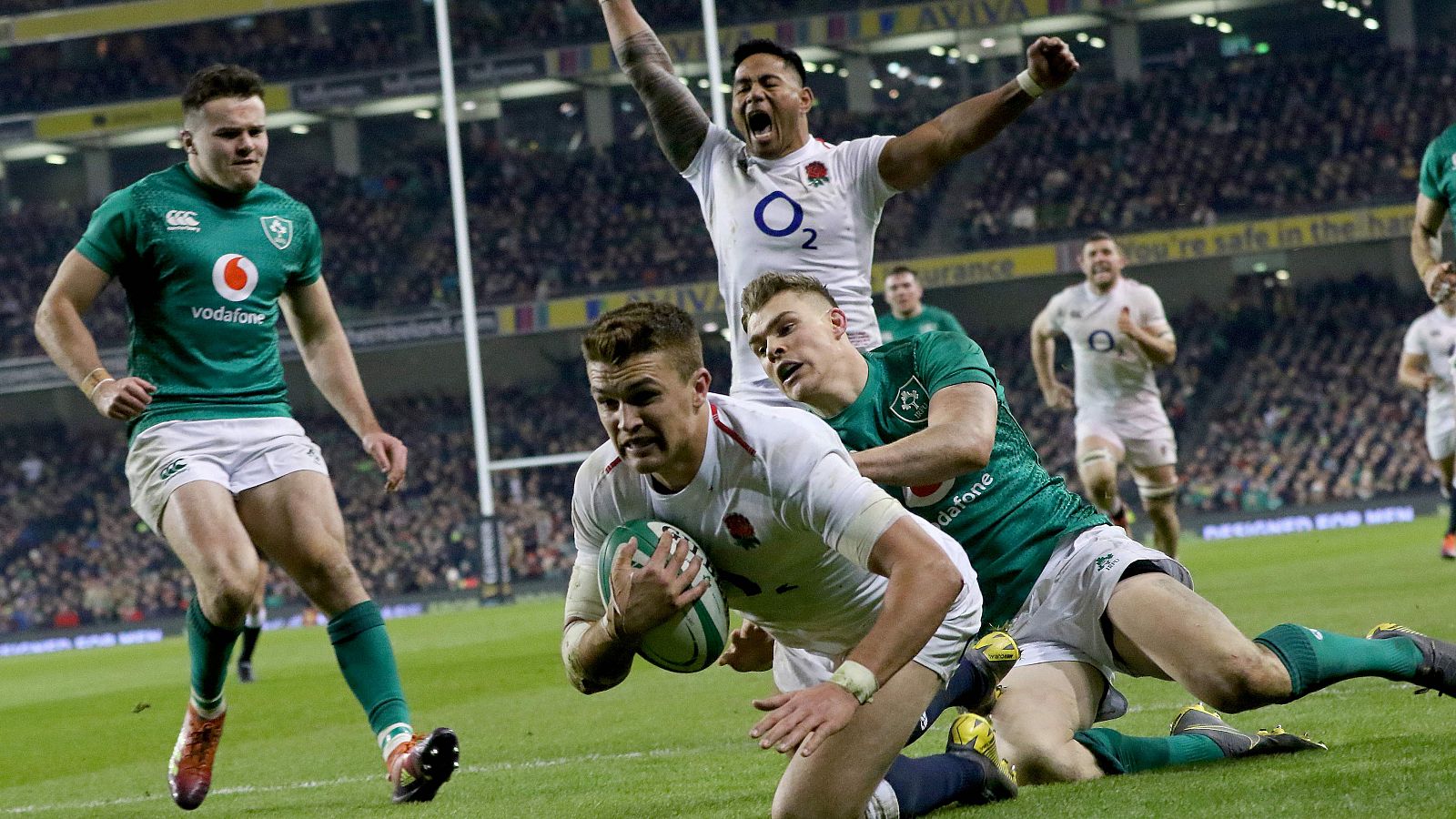 El inglés Henry Slade logra un ensayo ante Irlanda en el partido jugado en Dublín.