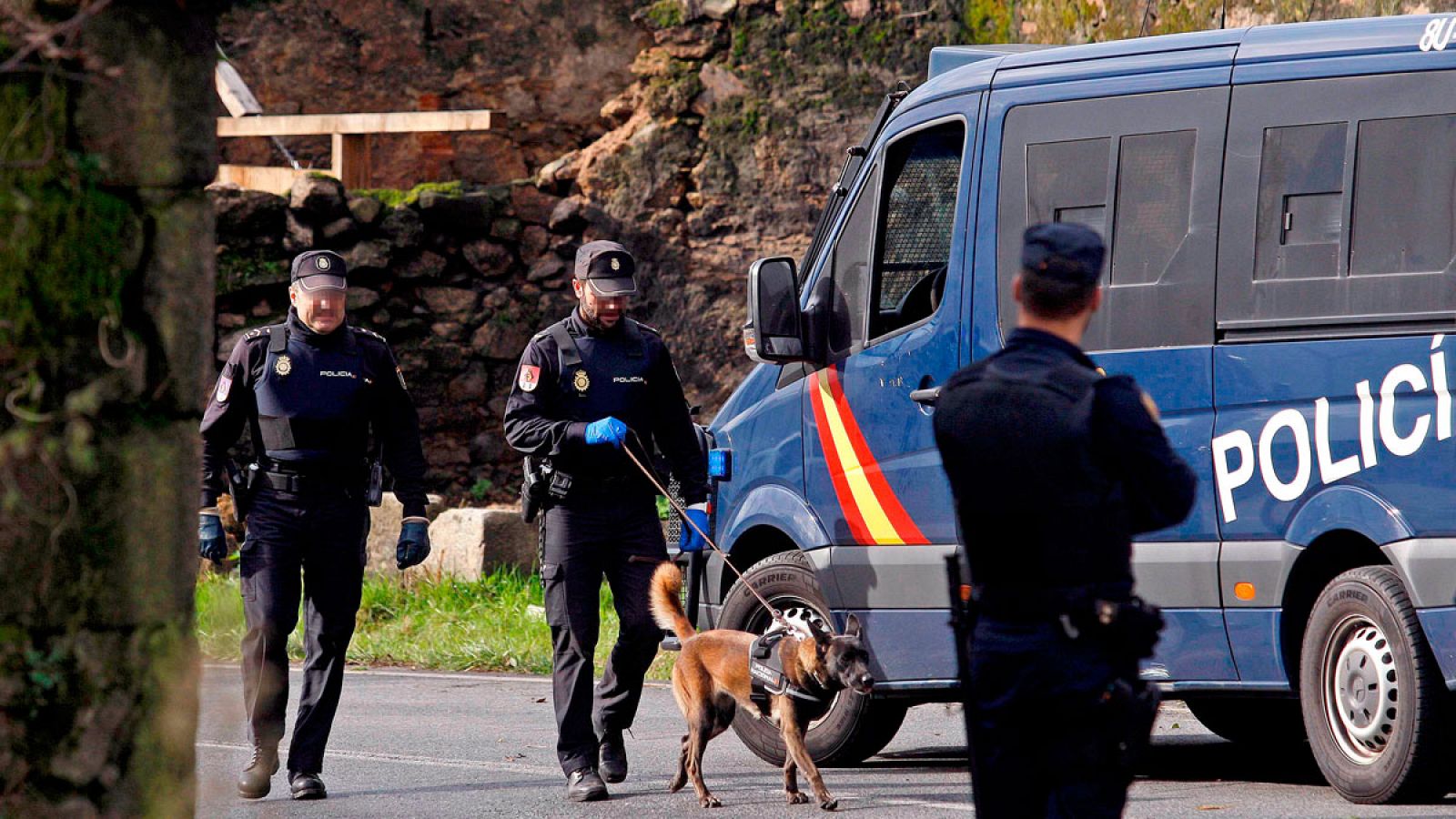 Foto de archivo de la Policía Nacional desarrollando desde una redada antidroga en unas viviendas