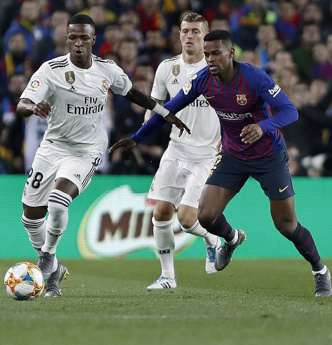 Vinicius (i), pelea un balón con Semedo