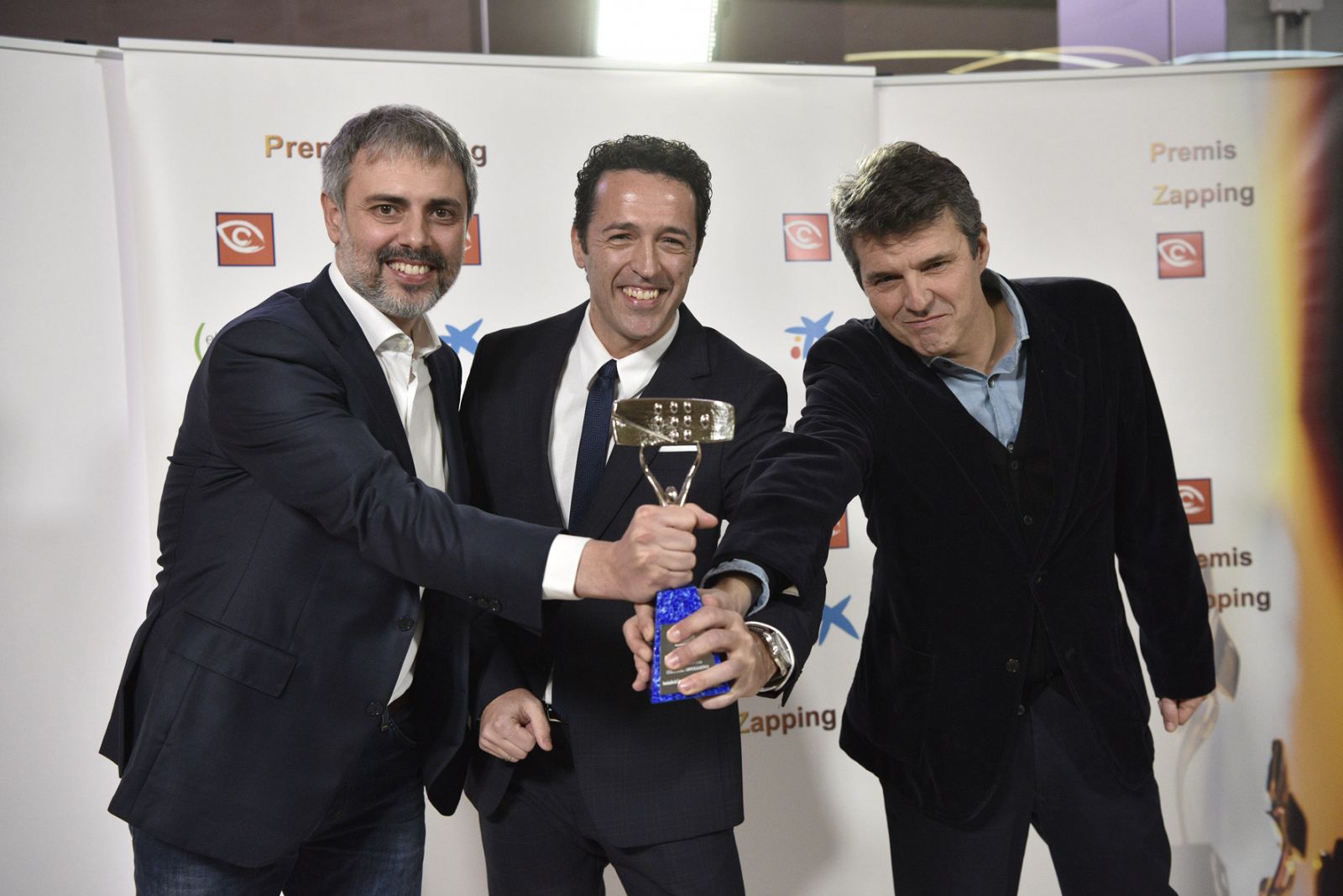 Nico García, Jacob Pertrus y José Manuel Pinillo con el galardon recibido por el programa  'Aquí la tierra' de TVE