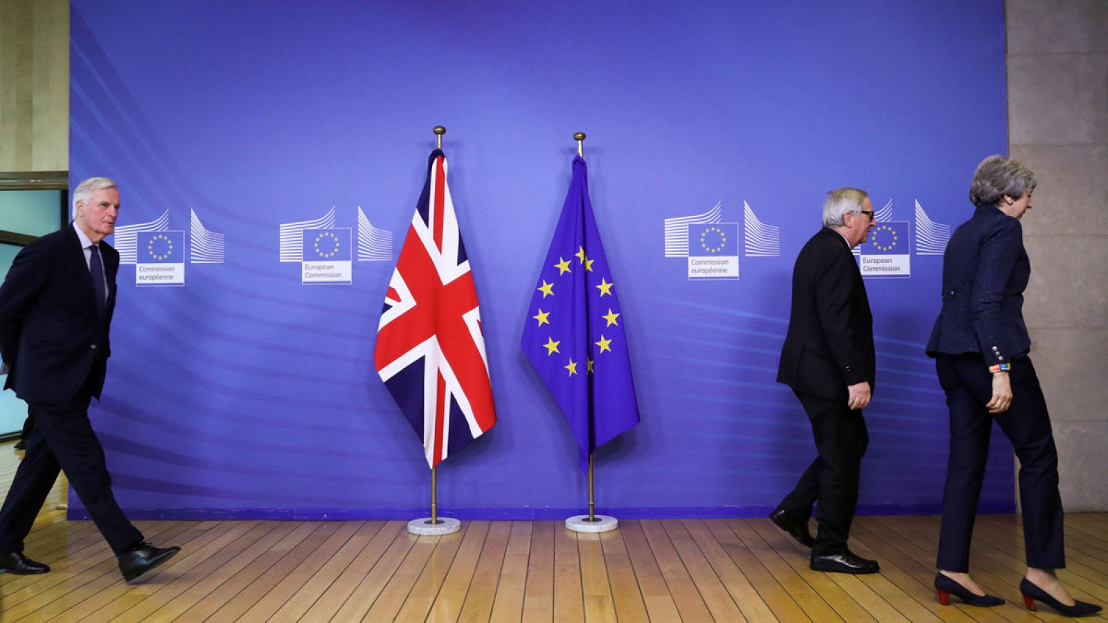 El principal negociador del Brexit de la UE, Michel Barnier, camina detrás del presidente de la Comisión Europea, Jean-Claude Juncker, y de la primera ministra británica, Theresa May,