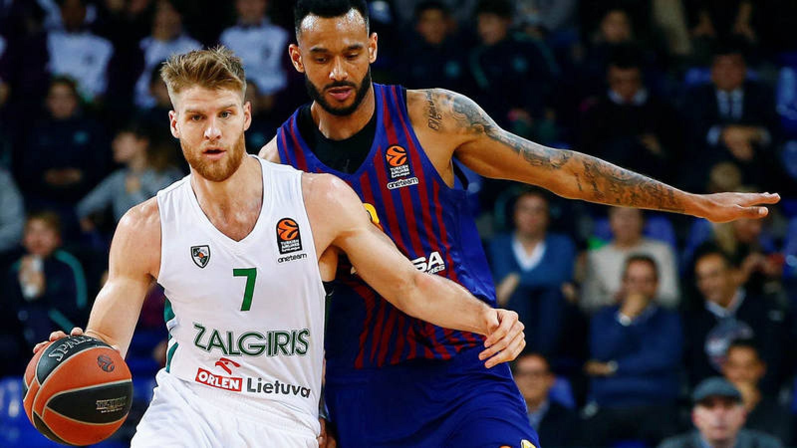 El jugador del Zalgiris Kaunas Thomas Walkup (i) juega la pelota ante Adam Hanga