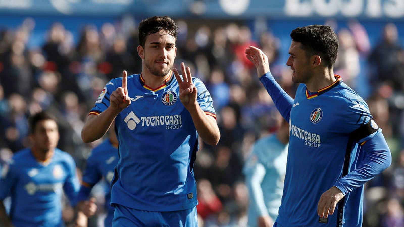 Los autores de los goles, Mata (i) y Jorge Molina (d) celebran uno de los tantos
