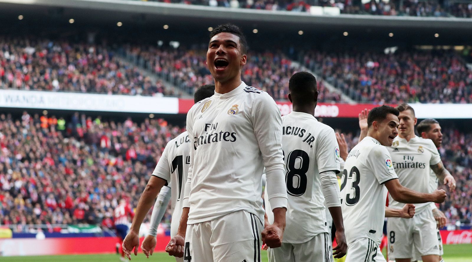 Casemiro celebra el primer tanto del Real Madrid en el Wanda Metropolitano.