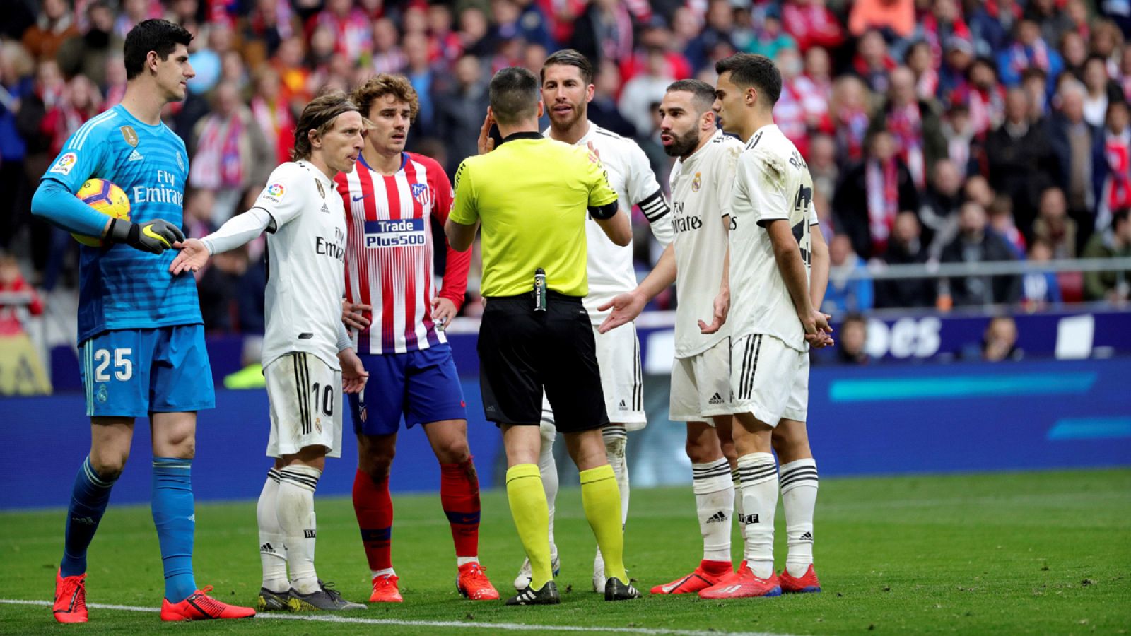 Corro alrededor del árbitro esperando la decisión sobre el fuera de juego de Morata