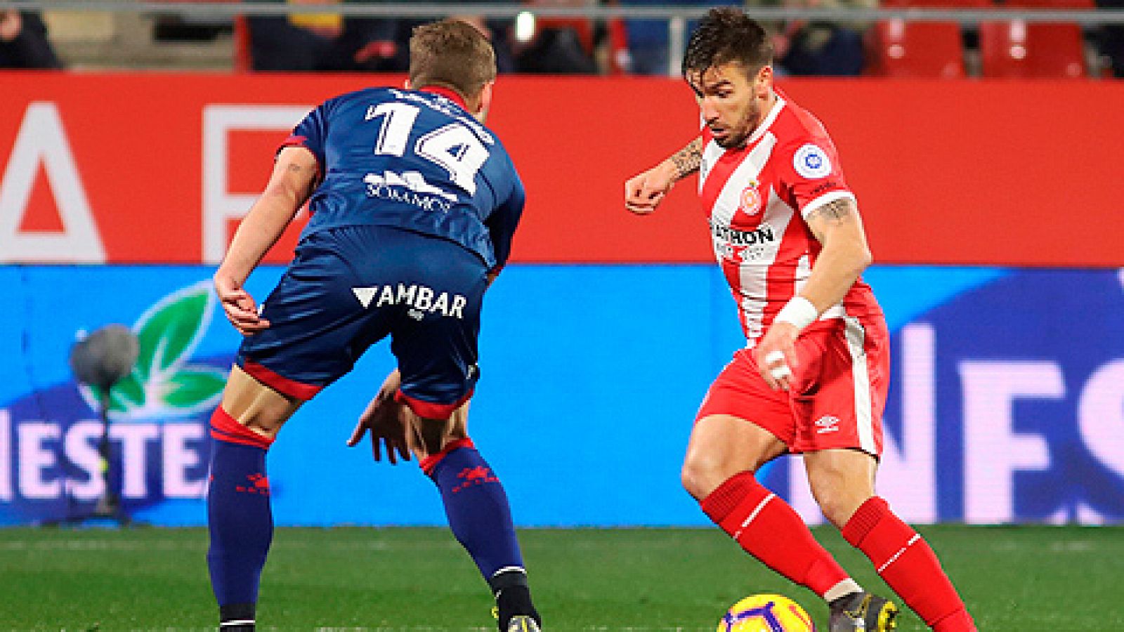 El jugador del Girona Portu trata de zafarse de la defensa de Pulido.