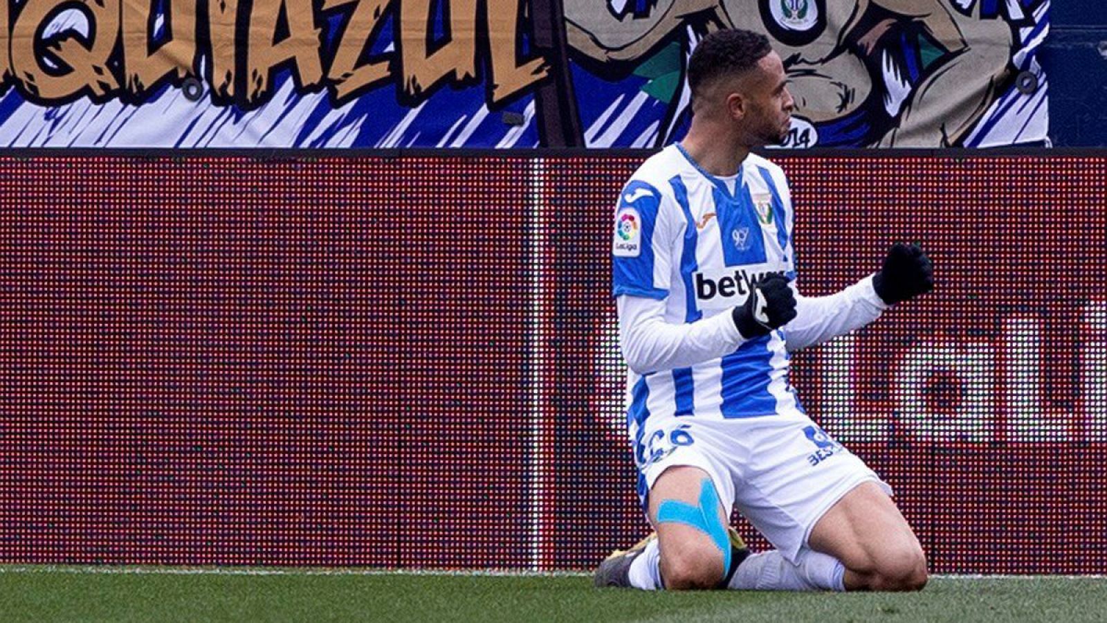 El delantero del Leganés, En-Nesyri, celebra uno de sus tres tantos ante el Betis