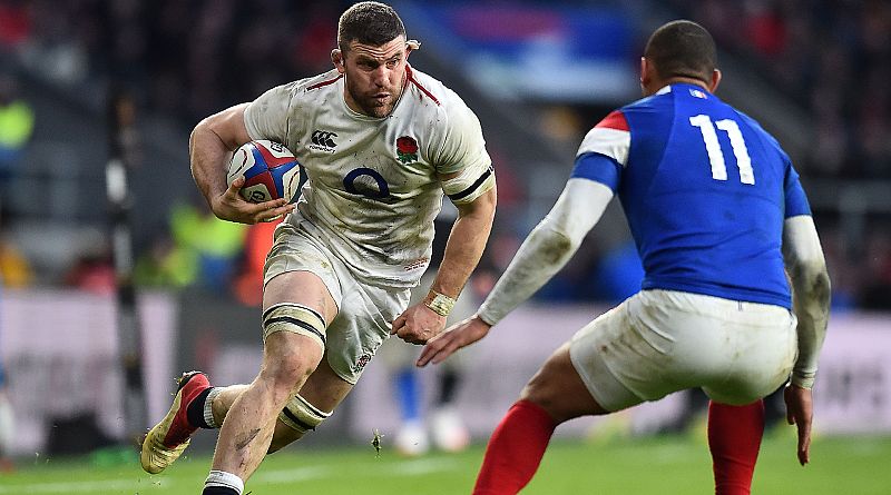 Mark Wilson corre ante la defensa del francés Gael Fickou.