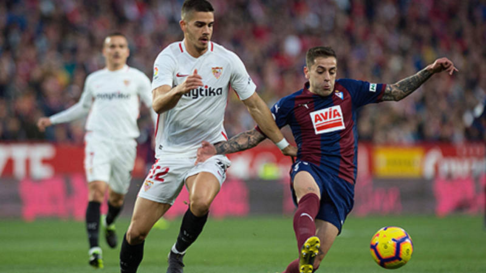 Andre Silva y Rubén Parra, en el partido entre Sevilla y Eibar.