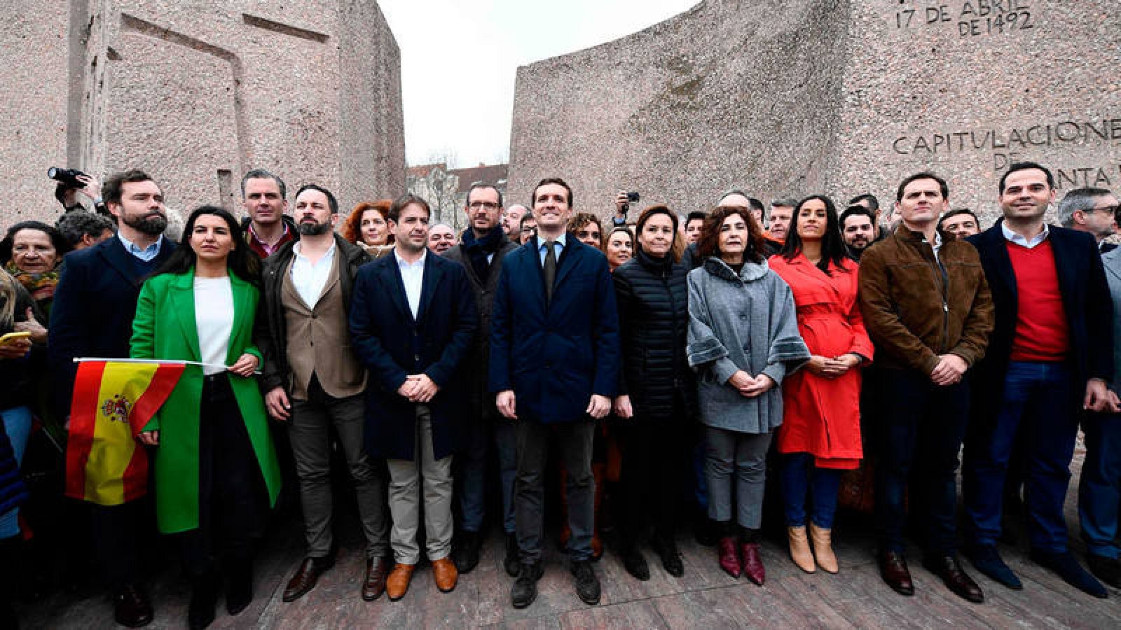 Santiago Abascal, Pablo Casado y Albert Rivera han subido al escenario de la plaza de Colón acompañados por otros integrantes de sus respectivas formaciones políticas