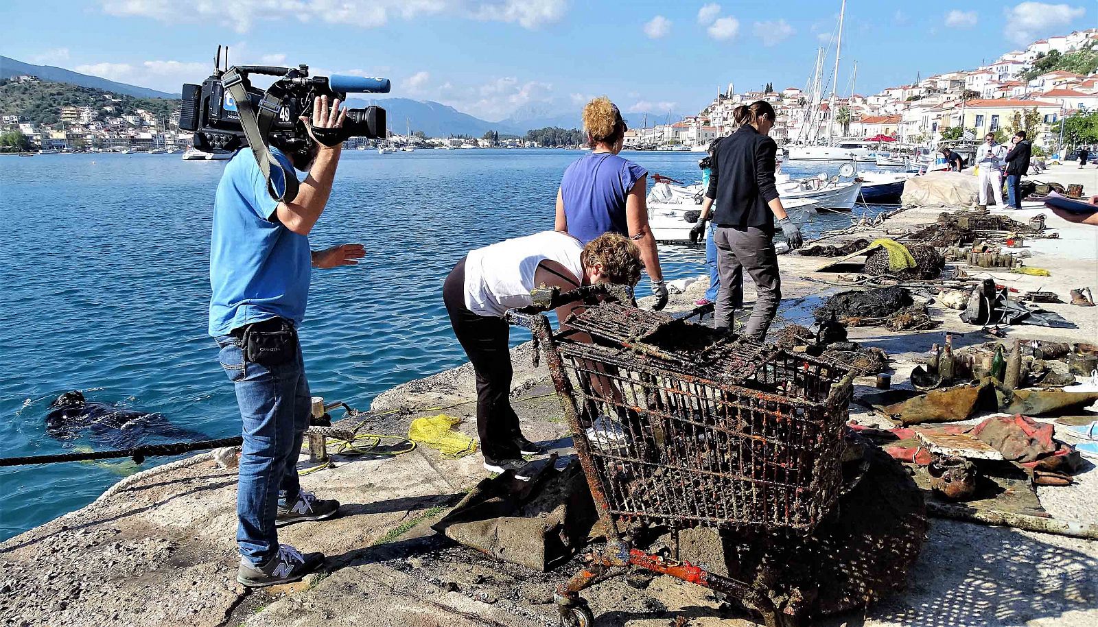 'En Portada' denuncia los vertidos de plástico que ponen en riesgo el entorno marino con el fin de que las autoridades, la industria del plástico y la ciudadanía tomen medidas urgentes