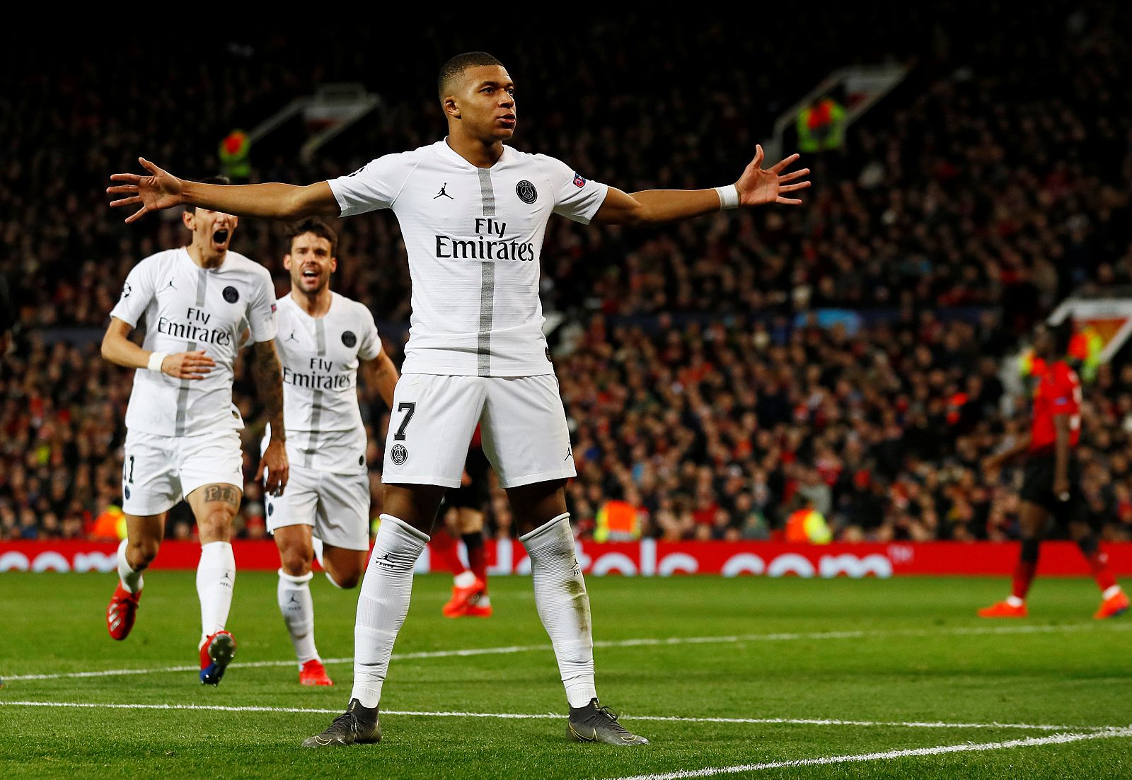 Kylian Mbappe celebra el segundo gol del PSG en Old Trafford.