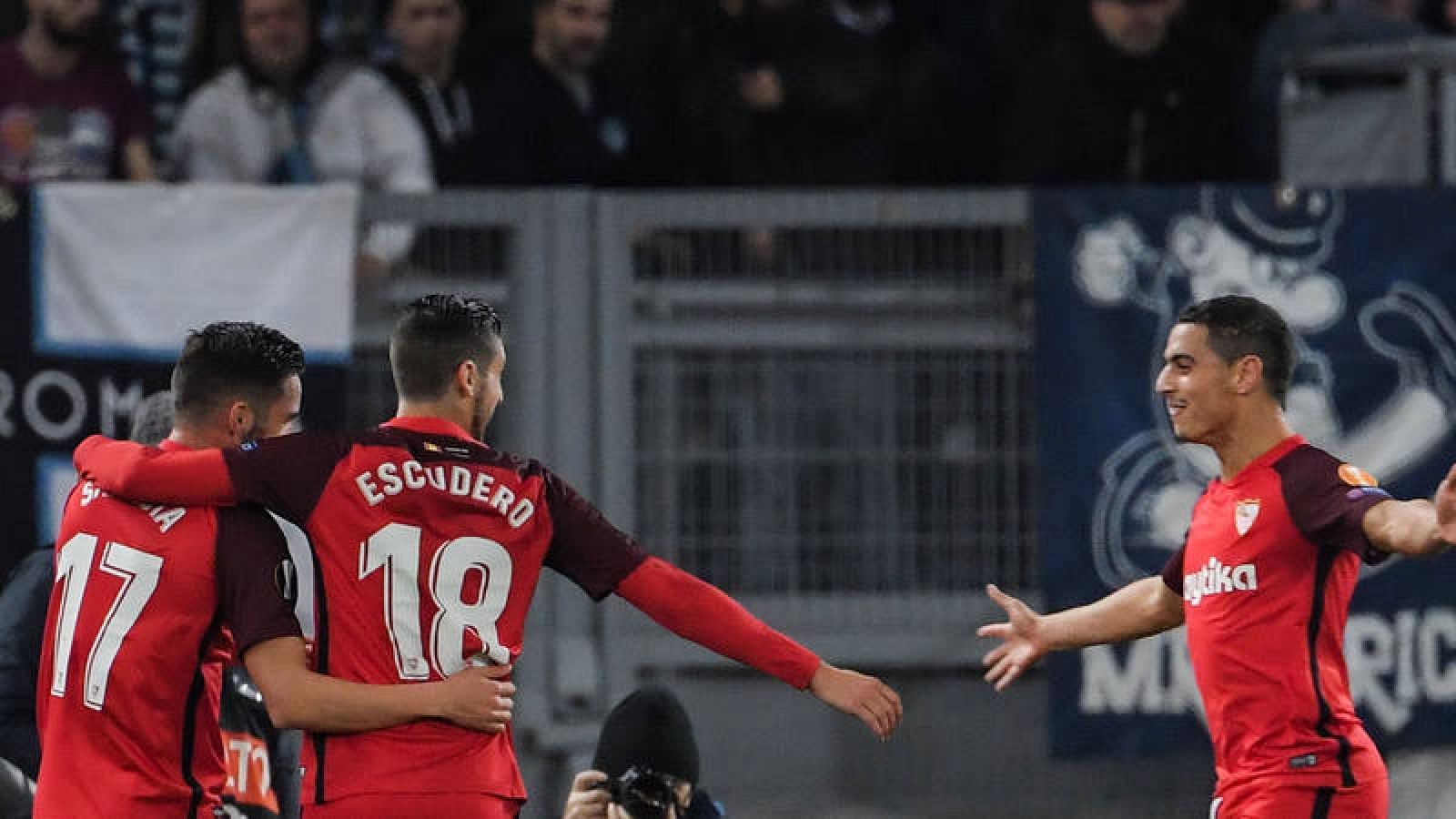 Wissam Ben Yedder (derecha) celebra con Sarabia y Escudero el 0-1.