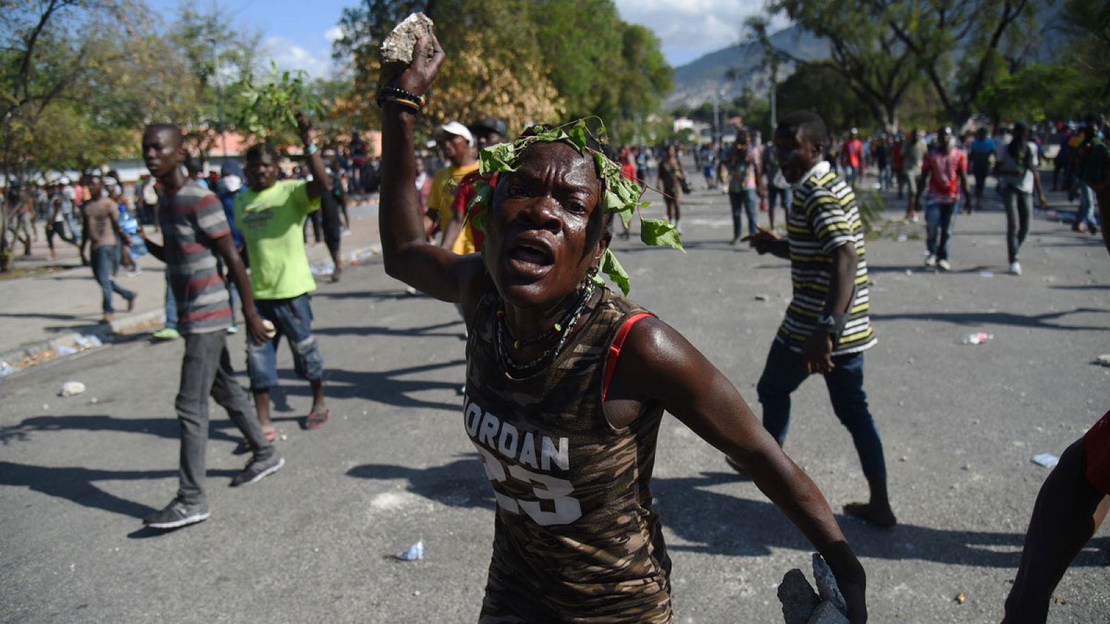 Un hombre sosteniendo una piedra durante una manifestación frente al Palacio presidencial en Puerto Príncipe, Haití.