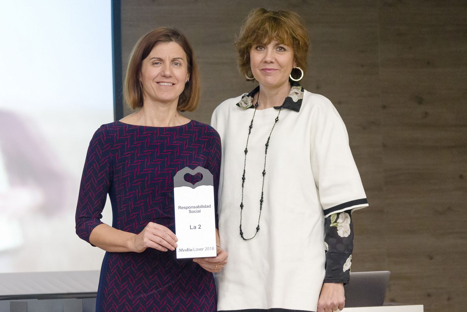 Urbana Gil, directora de Cultura y Sociedad de La 2, con el Premio MediaLover