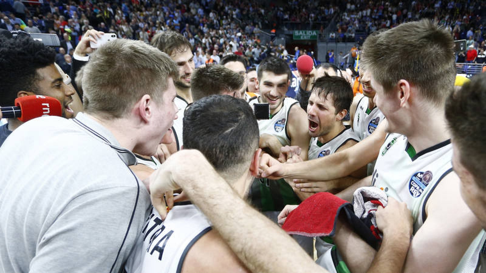 Nico Laprovittola arenga a sus compañeros tras ganar al Baskonia.