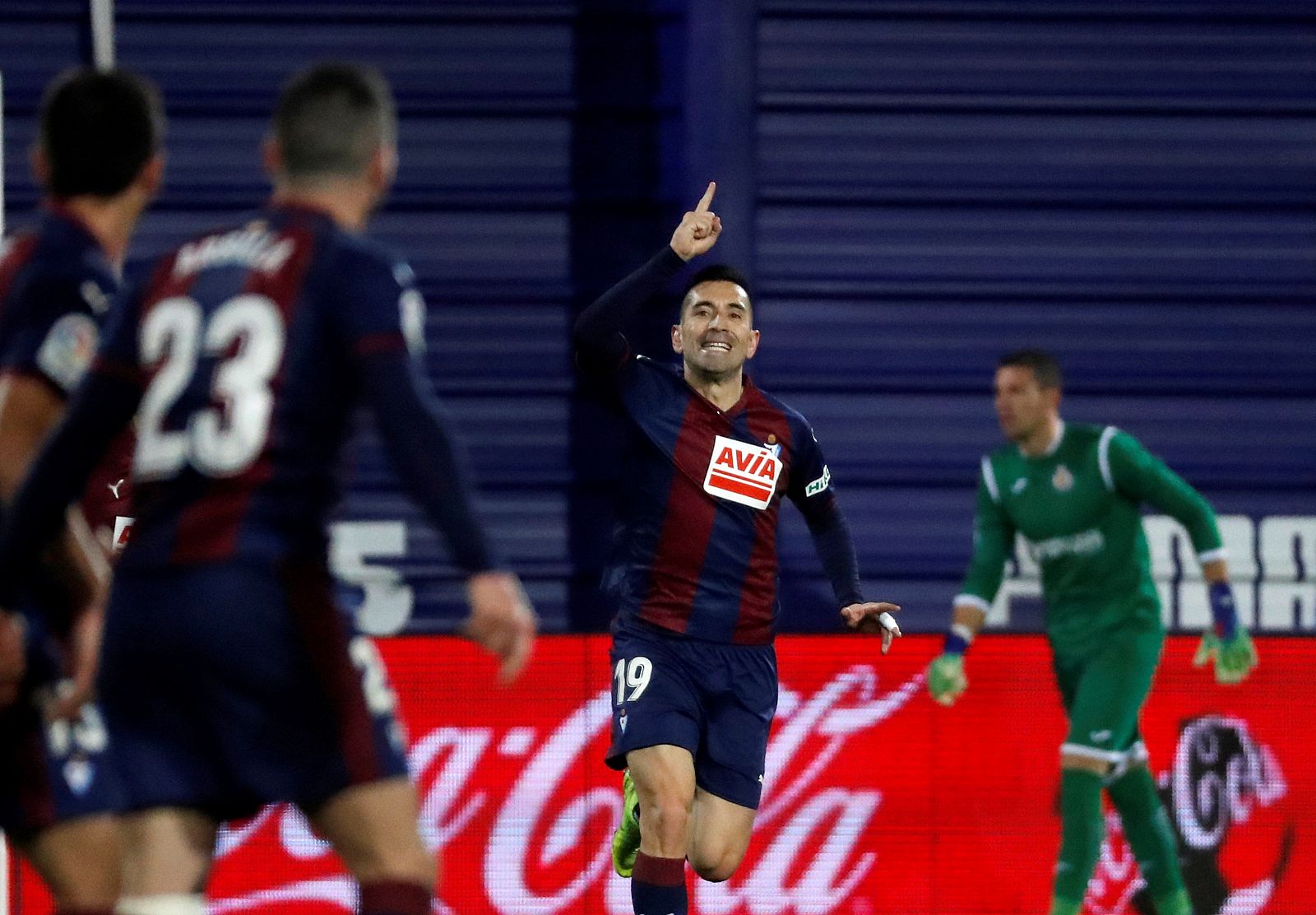 El delantero del Eibar Charles Dias celebra tras marcar su segundo gol ante el Getafe