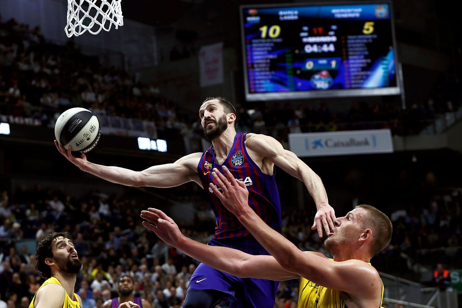 Pau Ribas entra a canasta ante Iverson