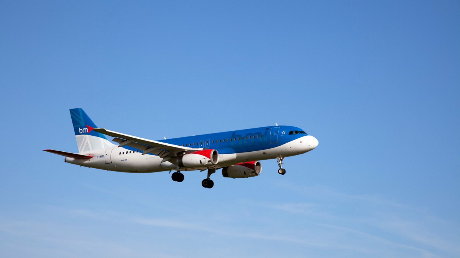 Un Airbus A320 de BMI aterrizando en el aeropuerto de Manchester