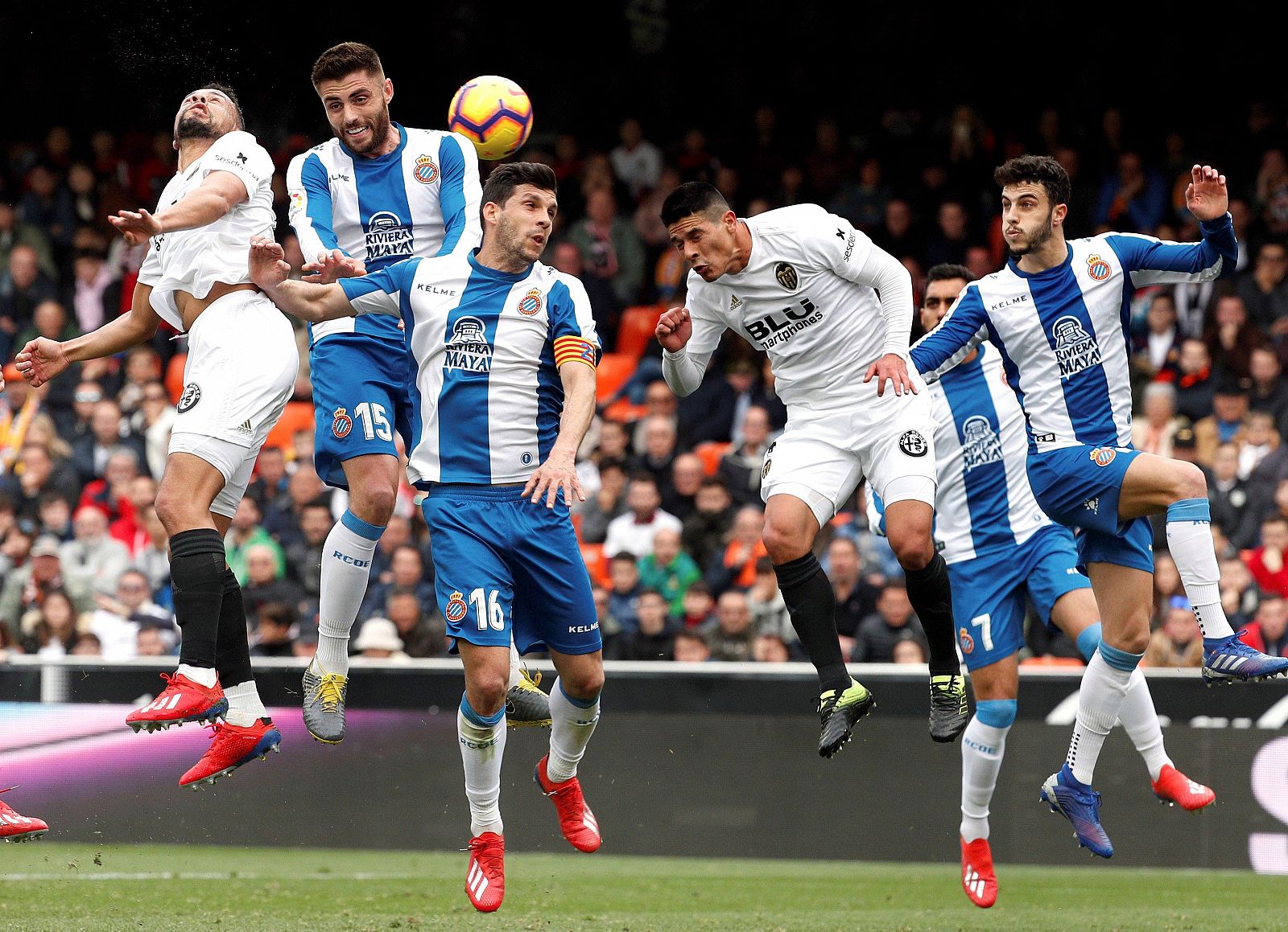 Los defensas del Espanyol defienden una acción de juego aéreo ante el valencianista Coquelin (segundo por la derecha)