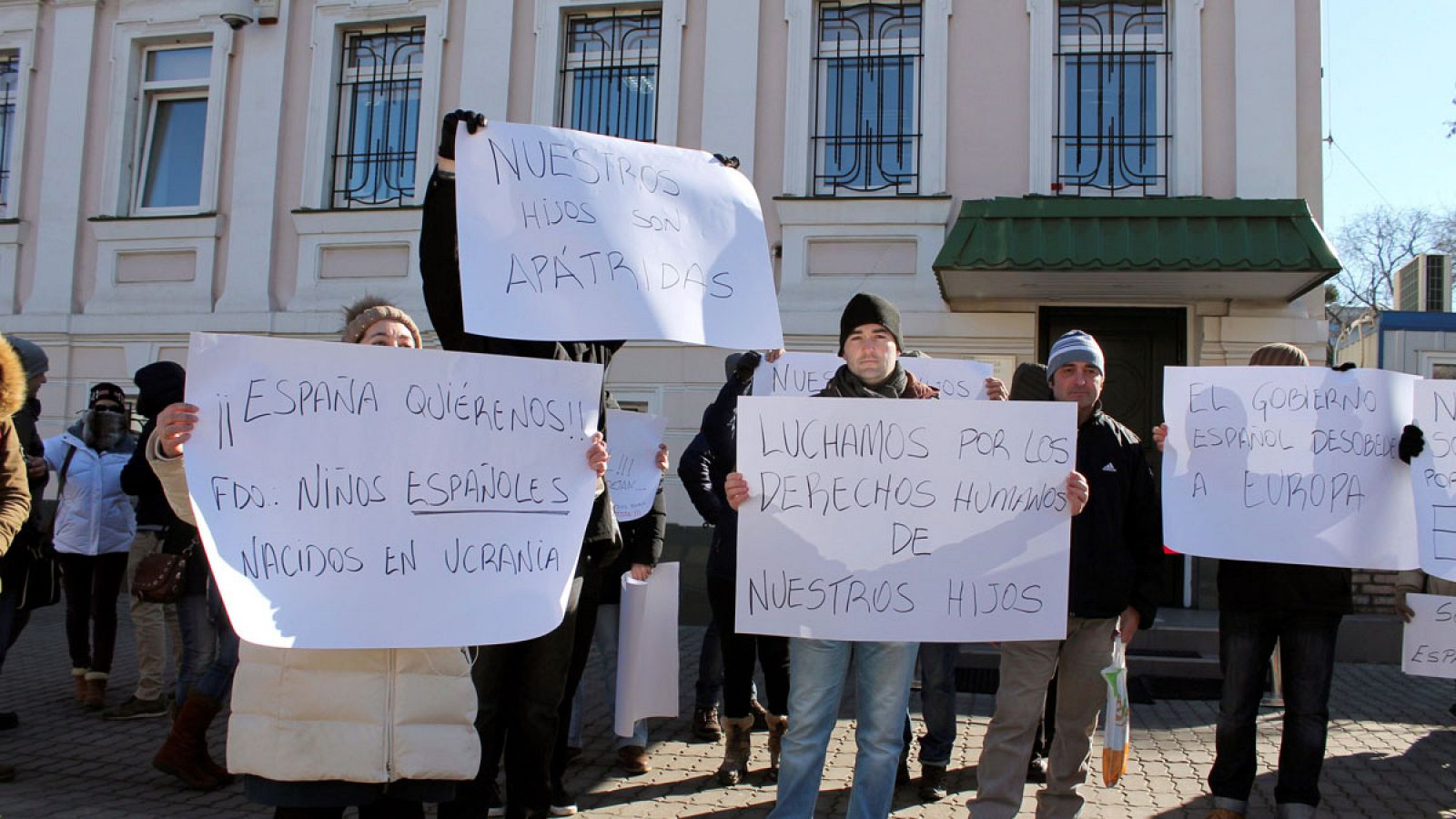 Una treintena de españoles se concentraron el pasado lunes frente al Consulado de España en Kiev para exigir la inscripción como ciudadanos españoles de sus hijos, concebidos a través de gestación subrogada en Ucrania.
