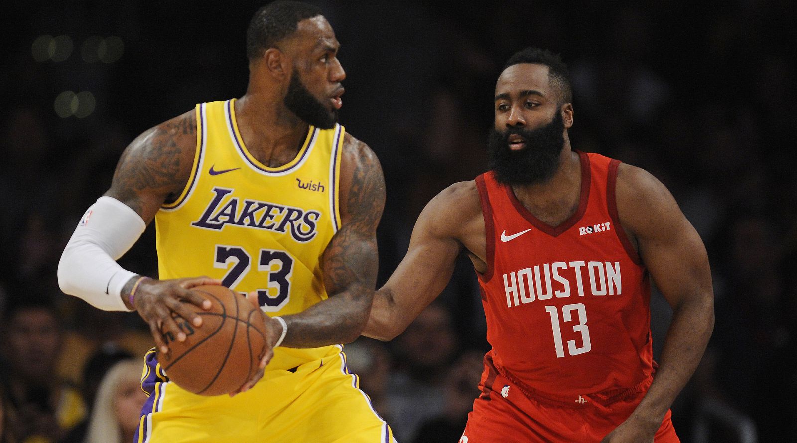 LeBron James y James Harden, en su duelo entre Lakers y Rockets.