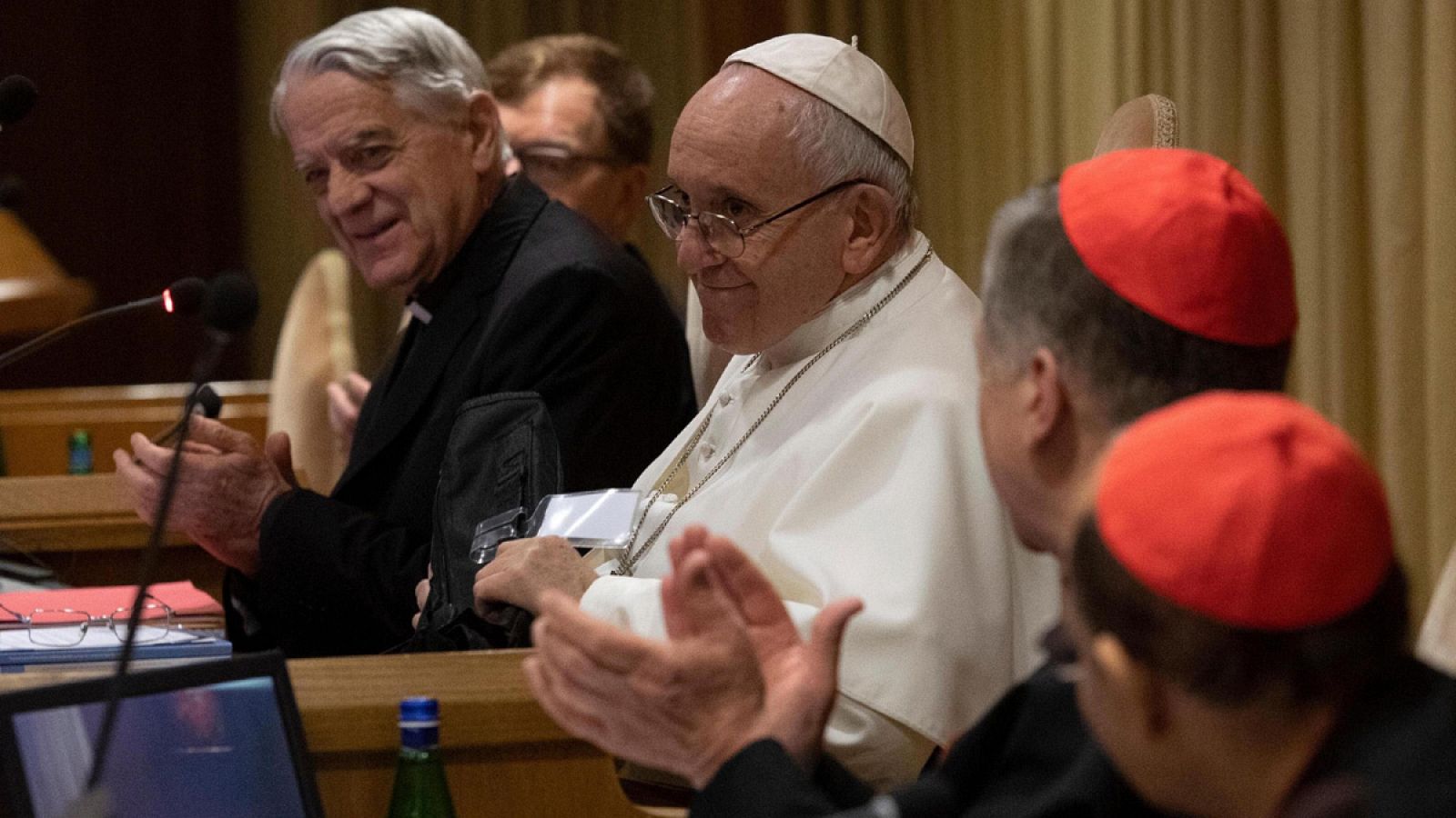 El papa Francisco durante la segunda jornada de la reunión sobre abusos a menores que se celebra en el Vaticano