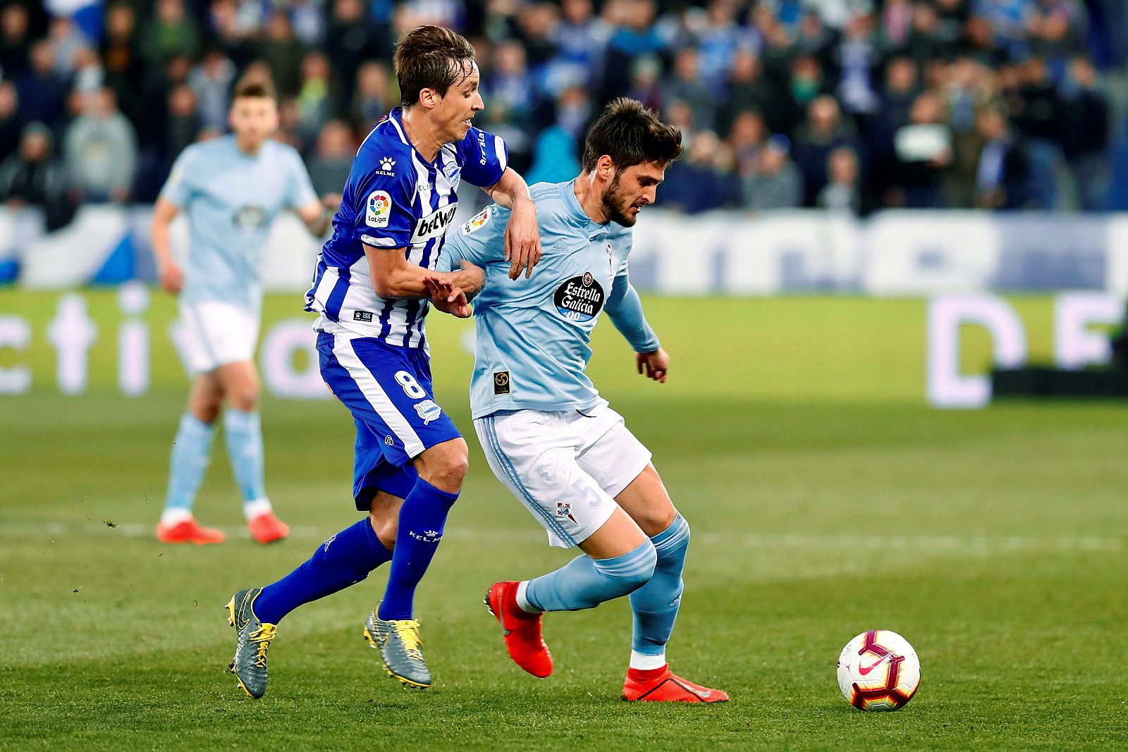 El centrocampista del Deportivo Alavés Tomás Pina (i), presiona al centrocampista turco del Celta de Vigo, Okay Yokuslu, durante el encuentro.