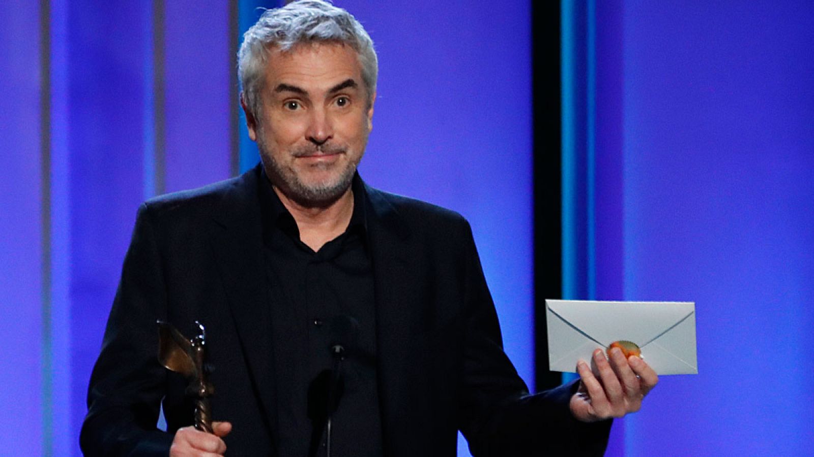 El director Alfonso Cuarón durante su discurso tras ganar 'Roma' el premio a la mejor cinta internacional en los galardones Spirit del cine independiente.
