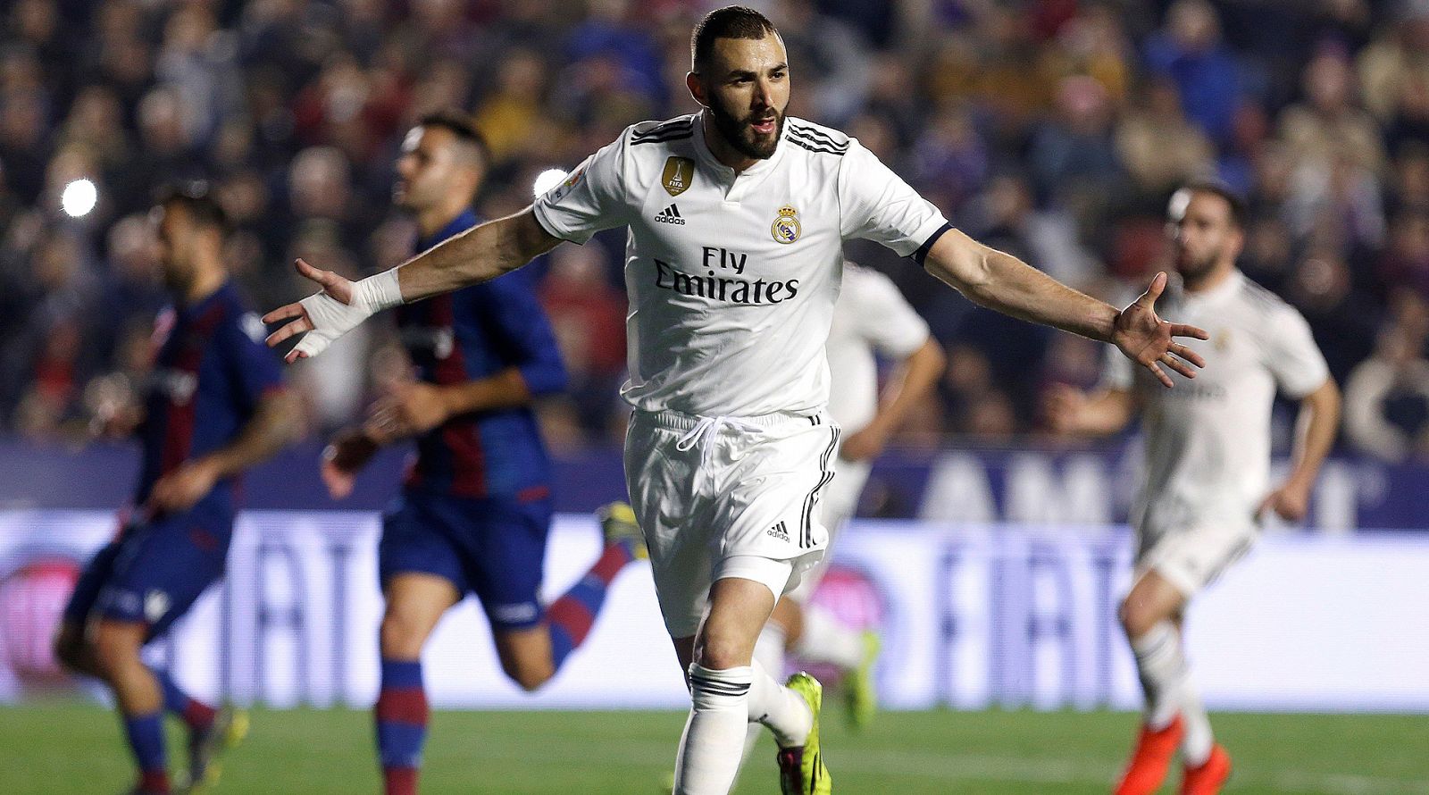 El delantero francés del Real Madrid, Karim Benzema, celebra el primer gol del equipo madridista.