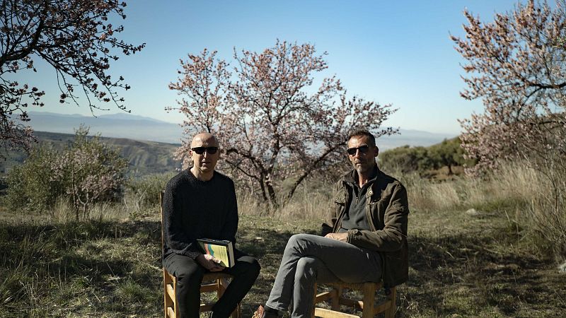 Óscar López con el escritor Rafael Navarro de Castro durante la entrevista en el programa de La 2, 'Página Dos'