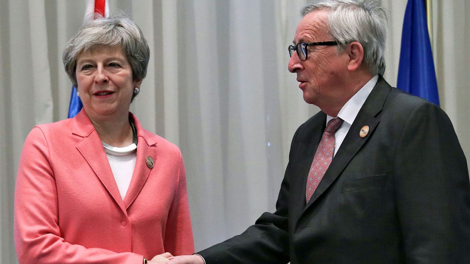 Theresa May, durante su reunión con Jean-Claude Juncker este lunes en Egipto