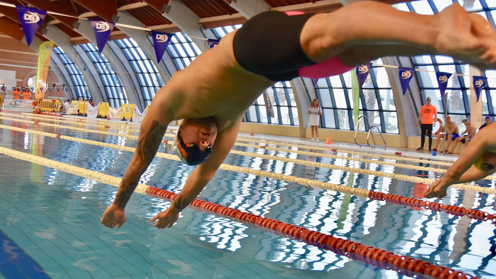 Un socorrista se lanza a una piscina