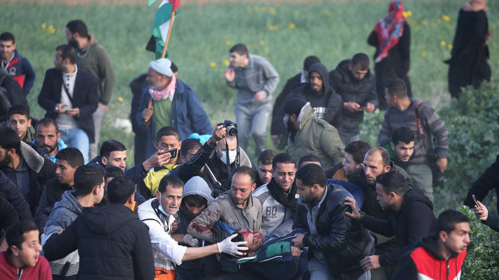  Un palestino herido es evacuado durante una protesta en la frontera al sur de la Franja de Gaza, el viernes 22 de febrero. 